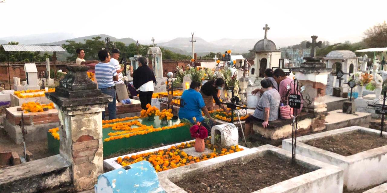Acuden cuicatecos al camposanto | El Imparcial de Oaxaca