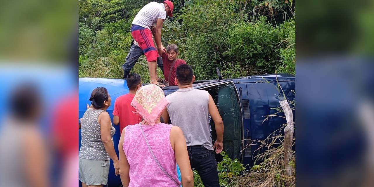 Aparatosa volcadura de camioneta pasajera | El Imparcial de Oaxaca