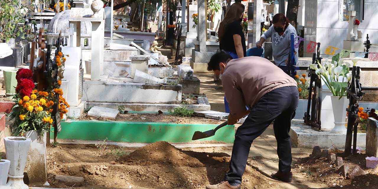 Ciudadanos se vuelcan a los cementerios | El Imparcial de Oaxaca