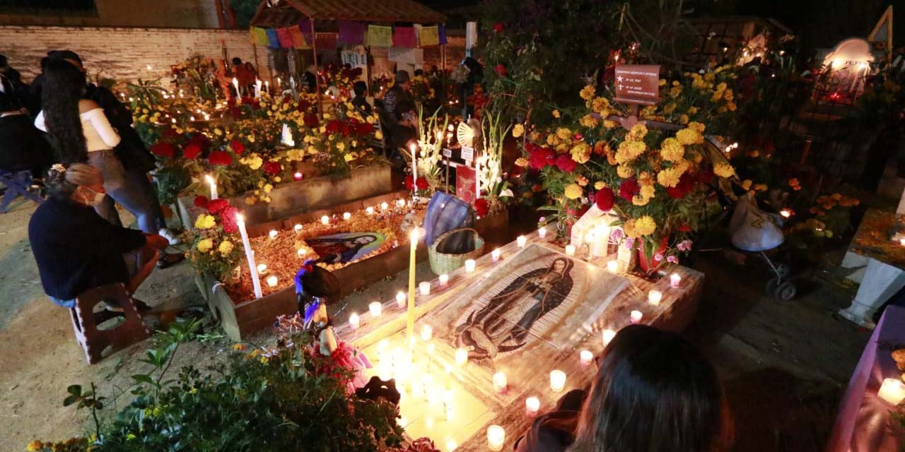 Velas, entrañable tradición que revive en los panteones | El Imparcial de Oaxaca