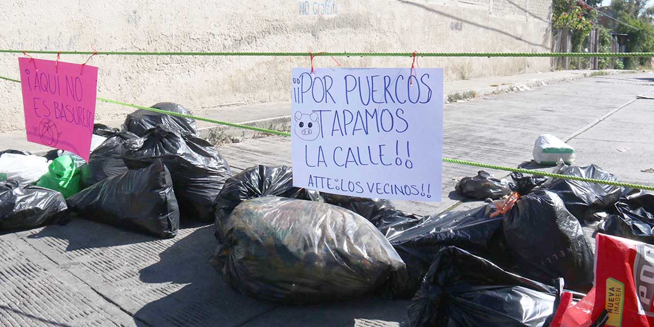 Colonos bloquean Volcanes con bolsas de basura | El Imparcial de Oaxaca