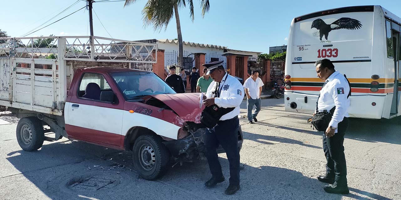 Chocan camioneta y camión de pasajeros en Ixtepec | El Imparcial de Oaxaca