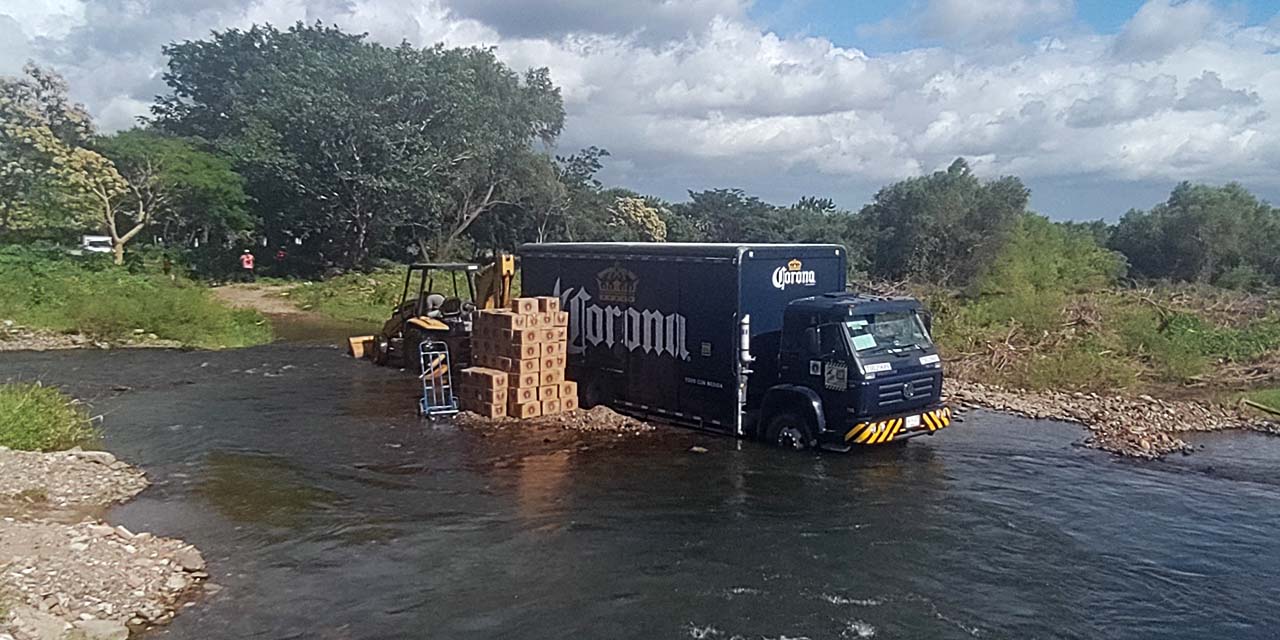 Se atora camión cervecero en el río Los Perros | El Imparcial de Oaxaca