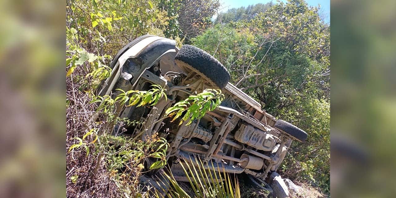 Volcadura y salida del camino en dos accidentes distintos | El Imparcial de Oaxaca
