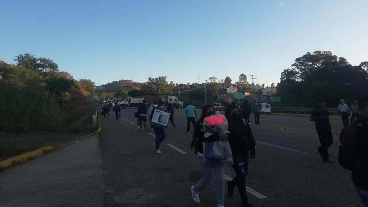 Bloquean la Carretera Federal 175, a la altura de Barranca Larga | El Imparcial de Oaxaca
