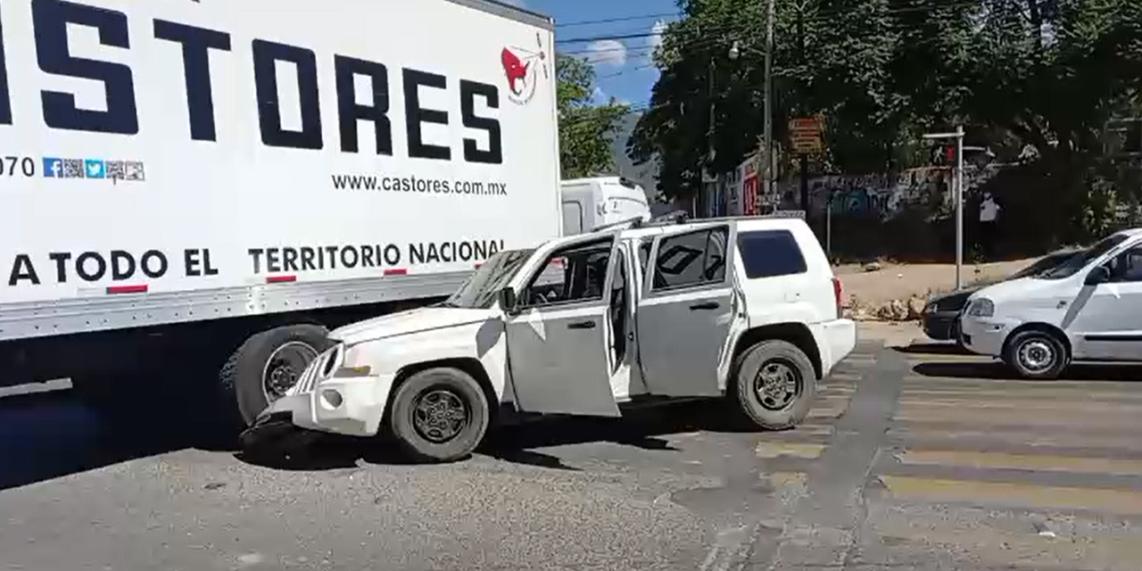 Aparatosa colisión entre camión y camioneta en el crucero de Hacienda Blanca, Etla | El Imparcial de Oaxaca