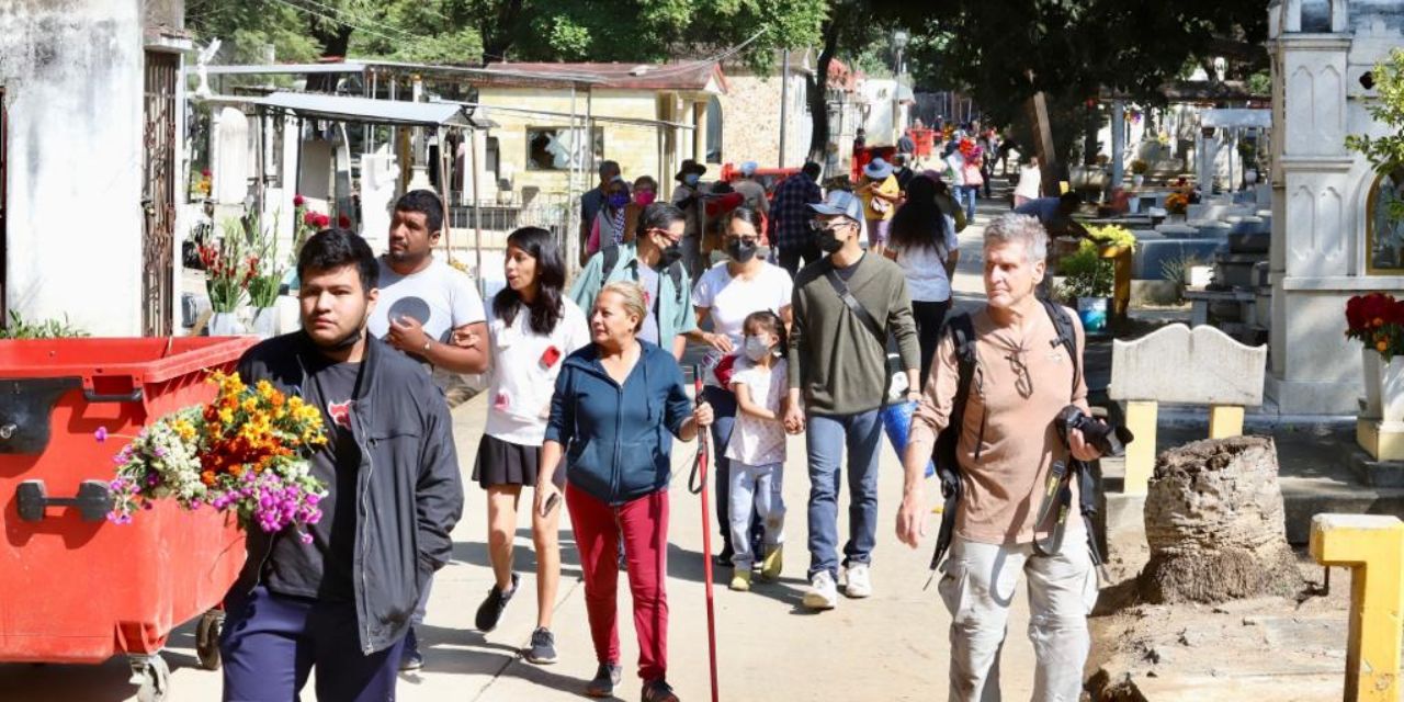 Capitalinos hacen tequio en panteones | El Imparcial de Oaxaca