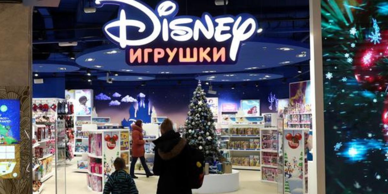 Disney clausura todos sus negocios en Rusia