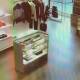 Video: Ladrón queda noqueado tras chocar en puerta de cristal de tienda de lujo