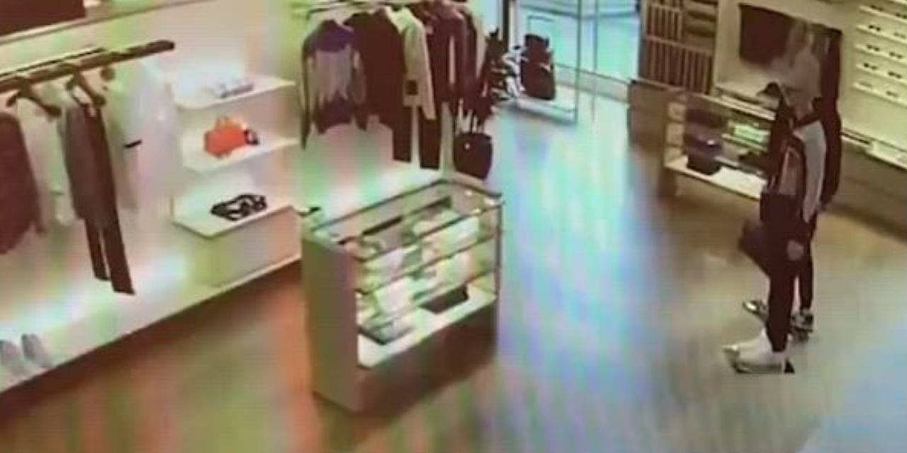 Video: Ladrón queda noqueado tras chocar en puerta de cristal de tienda de lujo | El Imparcial de Oaxaca