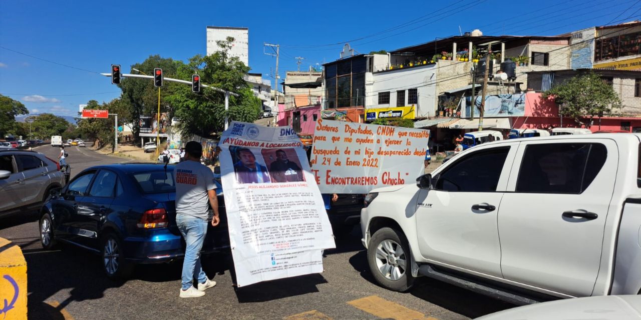 Con bloqueo, padre de familia exige que se busque a su hijo | El Imparcial de Oaxaca