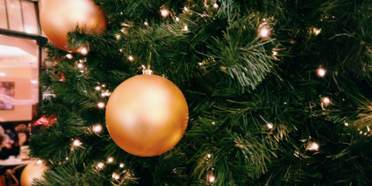 ¡Olvídate de las esferas! Los globos son la tendencia para decorar el árbol de Navidad | El Imparcial de Oaxaca