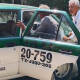 Abuelito perdido es auxiliado por taxista para regresar a su casa