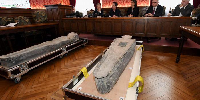 Arqueólogos desvelan misterio de los dos sarcófagos descubiertos tras incendio de la catedral de Notre Dame