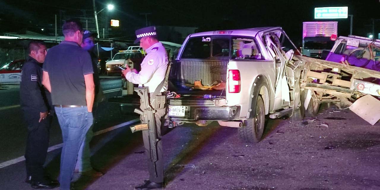 Impacta su camioneta contra la parte trasera de una grúa | El Imparcial de Oaxaca