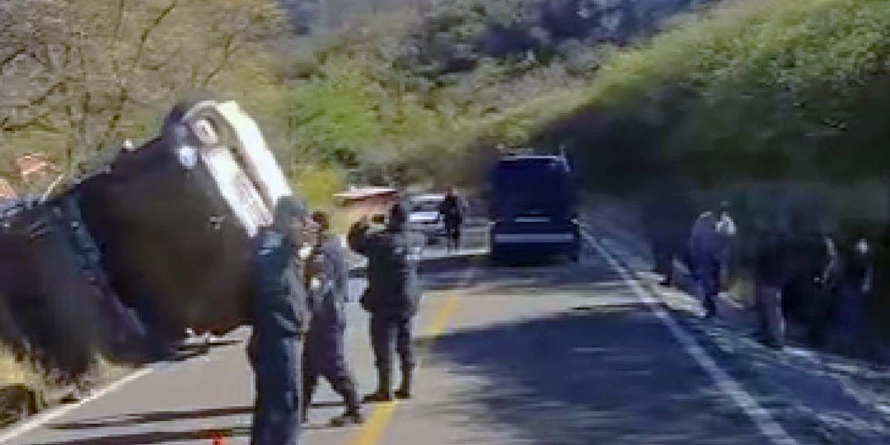 Daños deja volcadura de Torton en carretera Huajuapan-Tonalá | El Imparcial de Oaxaca