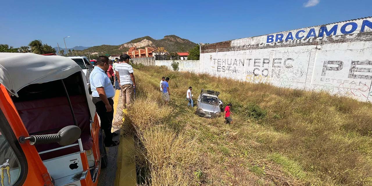 Supuesto ebrio sale de la carretera y por poco vuelca su unidad | El Imparcial de Oaxaca