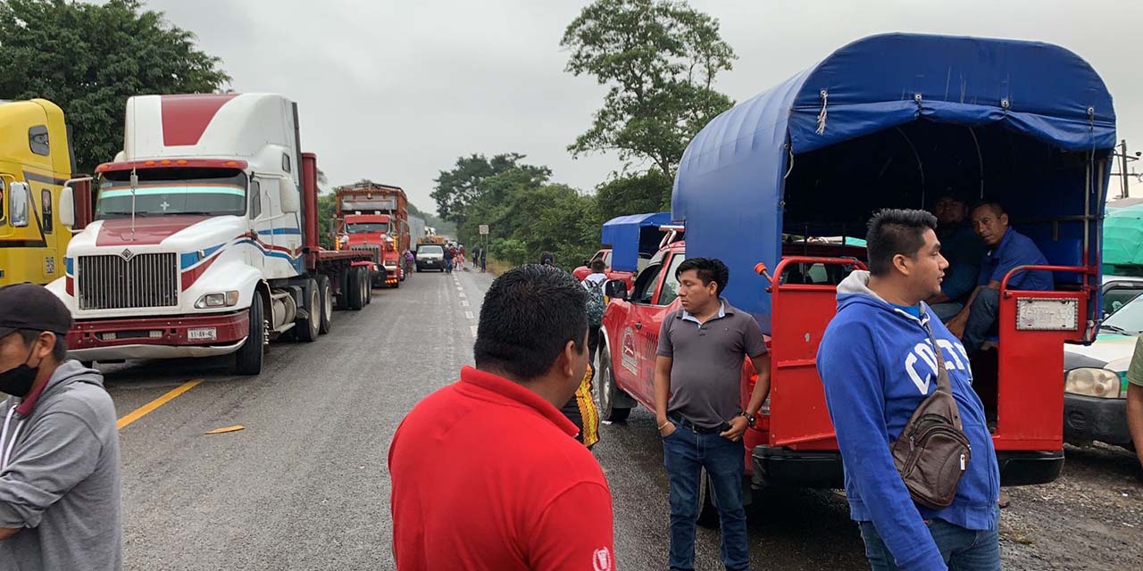 Mantienen bloqueo carretero en Las Malvinas | El Imparcial de Oaxaca