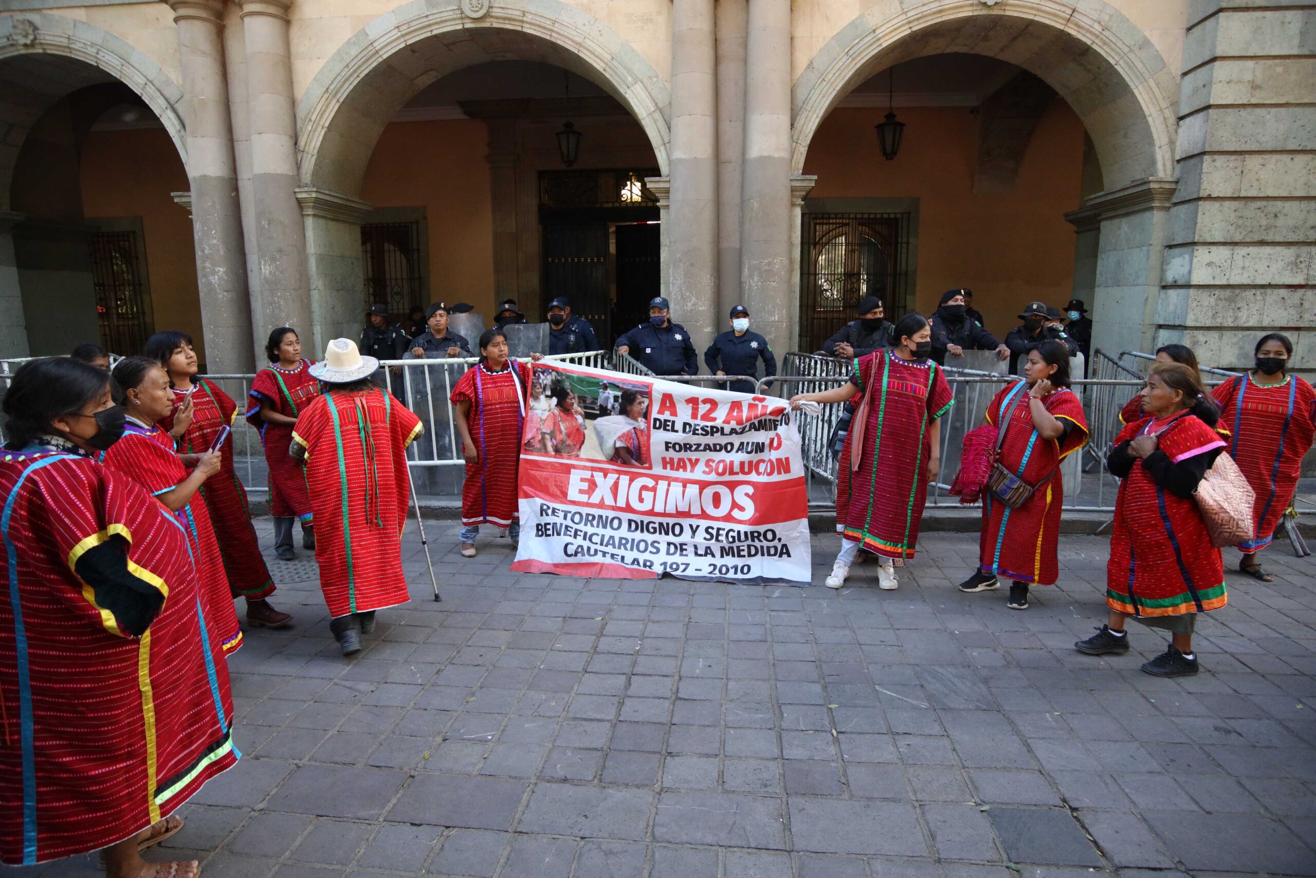 Comerciantes triquis se apersonaron frente a Palacio de Gobierno en busca de recuperar espacios. Foto: Luis Cruz