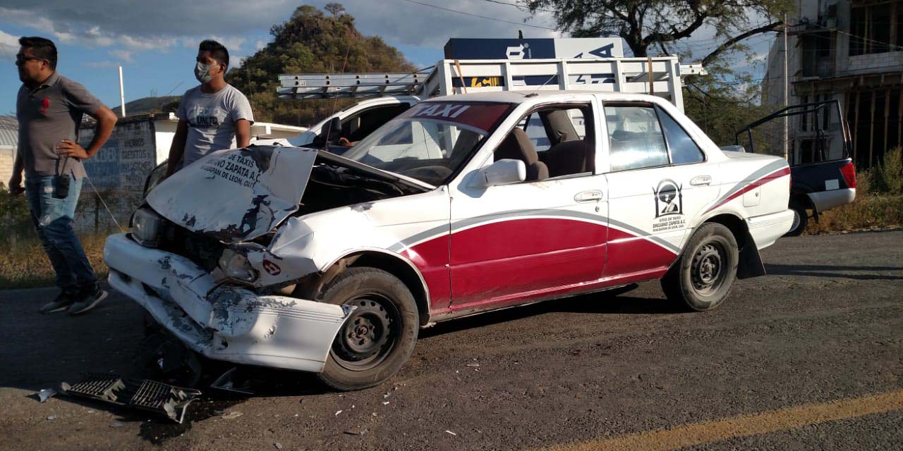 Chocan en carretera Huajuapan-Tehuacán