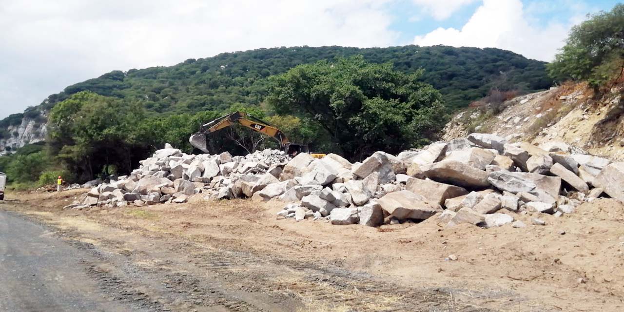Pobladores bloquean el banco de piedra del rompeolas por desacuerdo | El Imparcial de Oaxaca