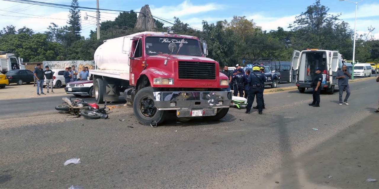 Motociclista choca contra pipa de agua | El Imparcial de Oaxaca