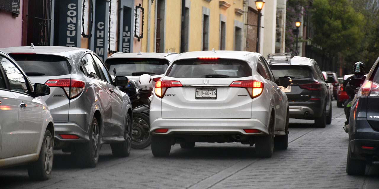Dobles filas y aparcar en lugares prohibidos, infracciones recurrentes | El Imparcial de Oaxaca