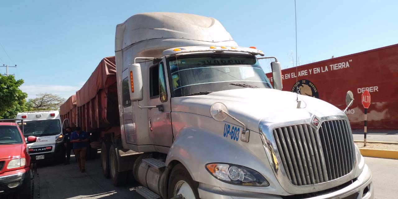 Tráiler y ambulancia protagonizan percance en Salina Cruz