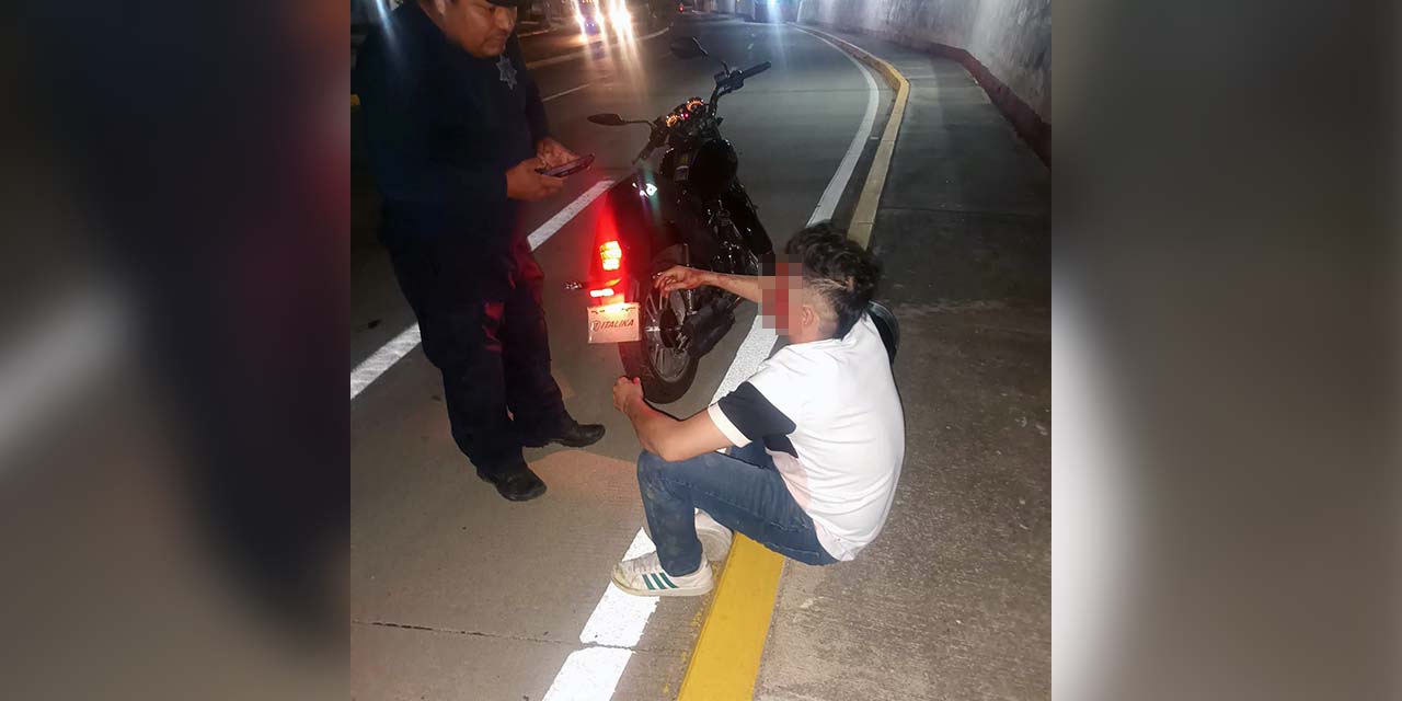 Derrapa motociclista en calles de Salina Cruz y resulta lesionado