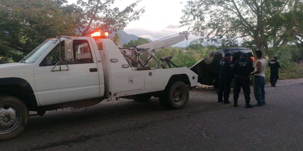 Vuelcan automóvil y lo dejan abandonado | El Imparcial de Oaxaca
