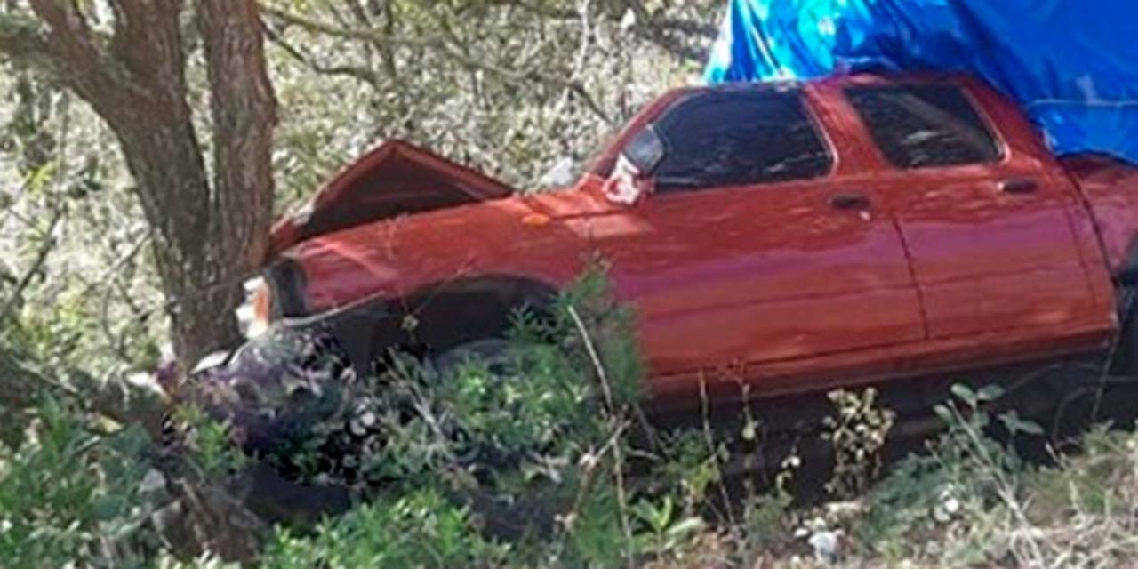 Peregrinos impactan su camioneta brutalmente contra árbol | El Imparcial de Oaxaca