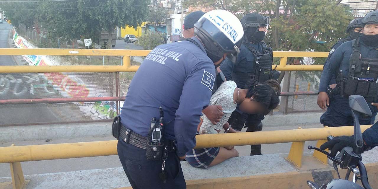 Policía Vial evita suicidio en el puente Valerio Trujano | El Imparcial de Oaxaca