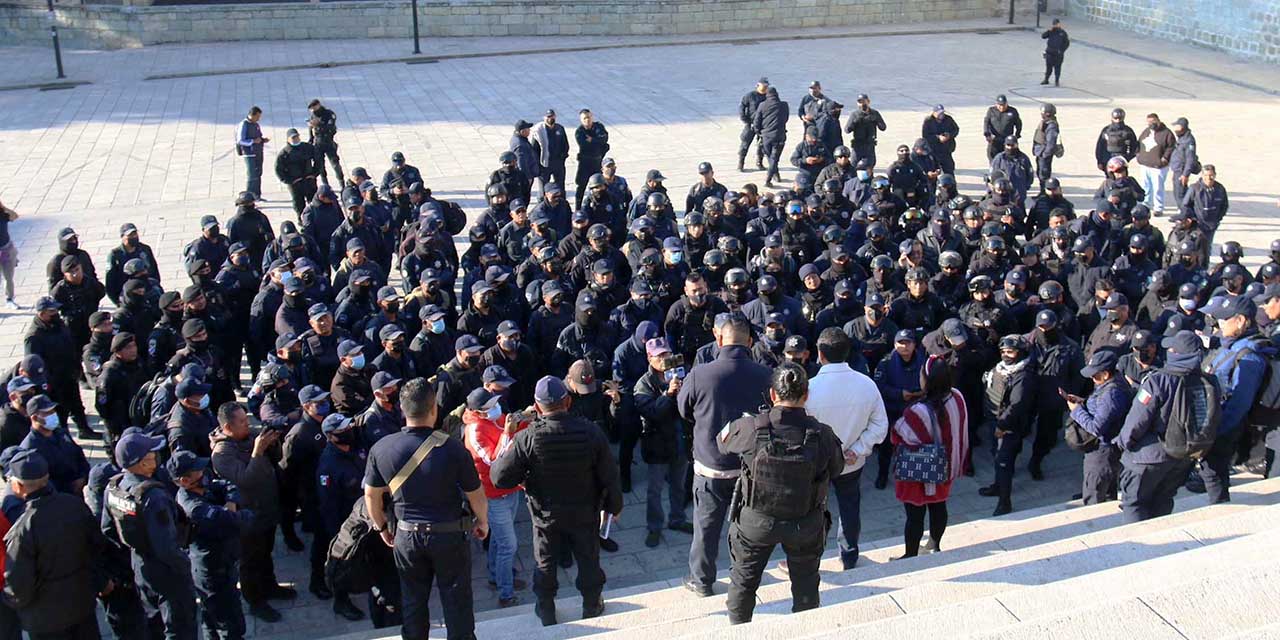 Denuncian policías municipales abandono; exigen aguinaldo completo | El Imparcial de Oaxaca