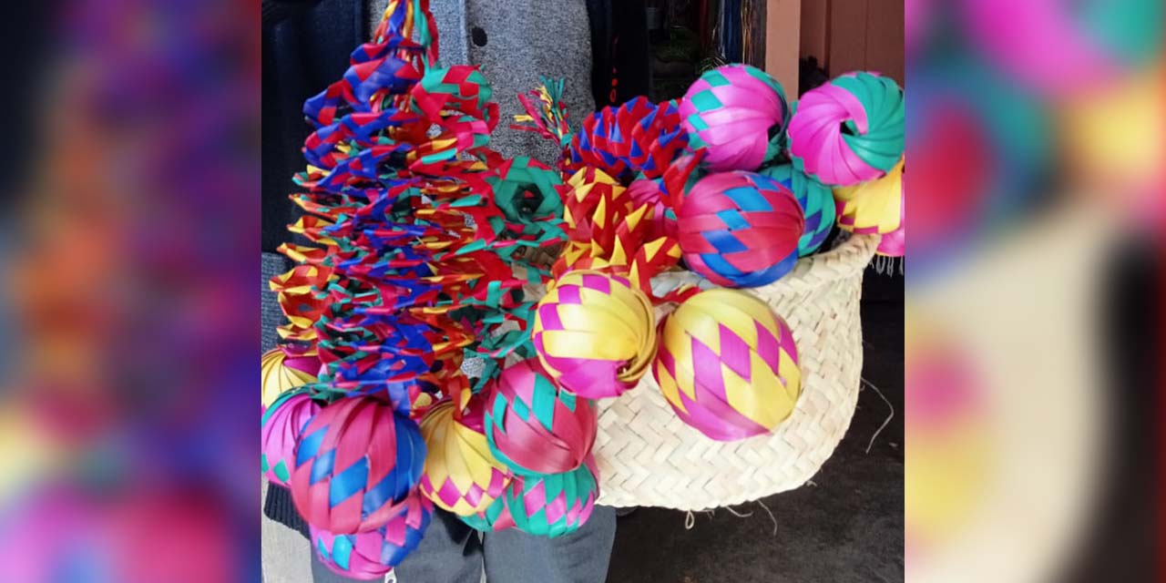 Crean artesanos mixtecos esferas, piñatas y estrellas con palma natural y sintética | El Imparcial de Oaxaca
