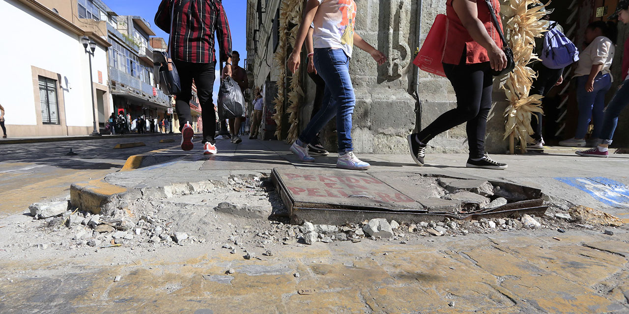 Tapas abiertas, rejillas en mal estado, “trampas” para peatones | El Imparcial de Oaxaca