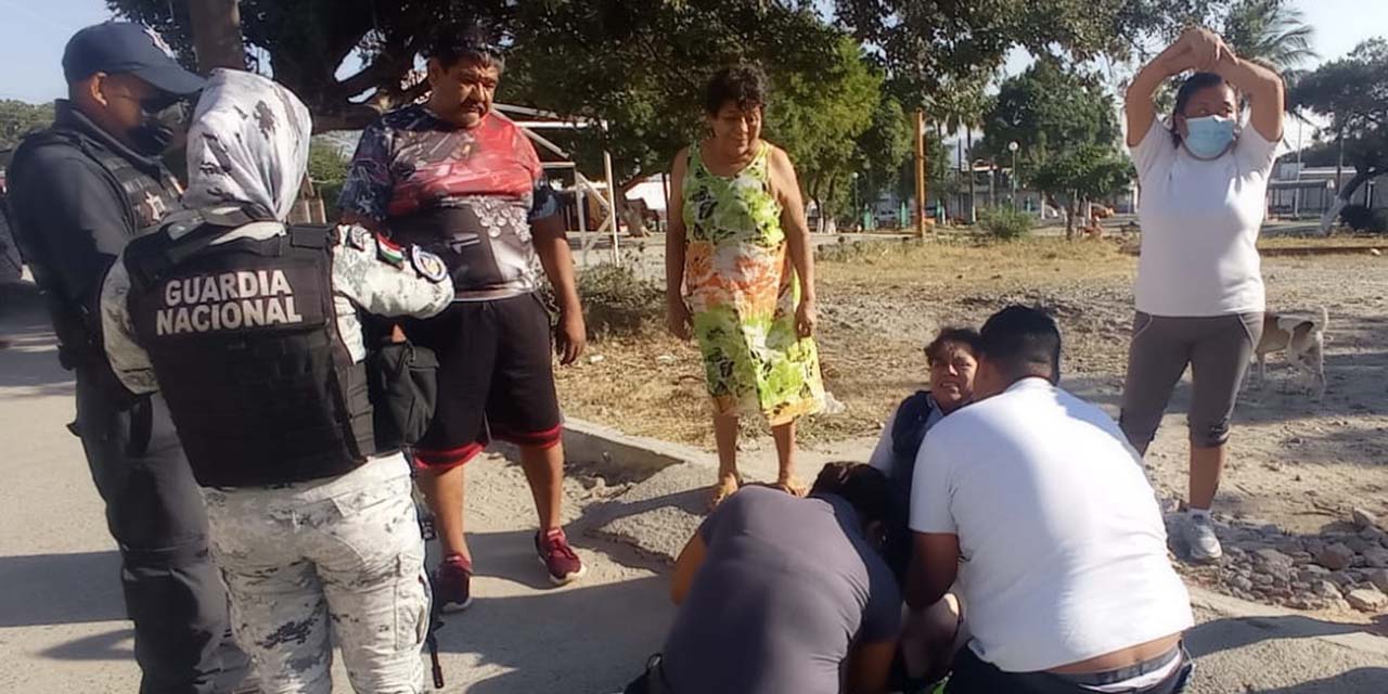 Derrapa joven mujer al tratar de esquivar un perro