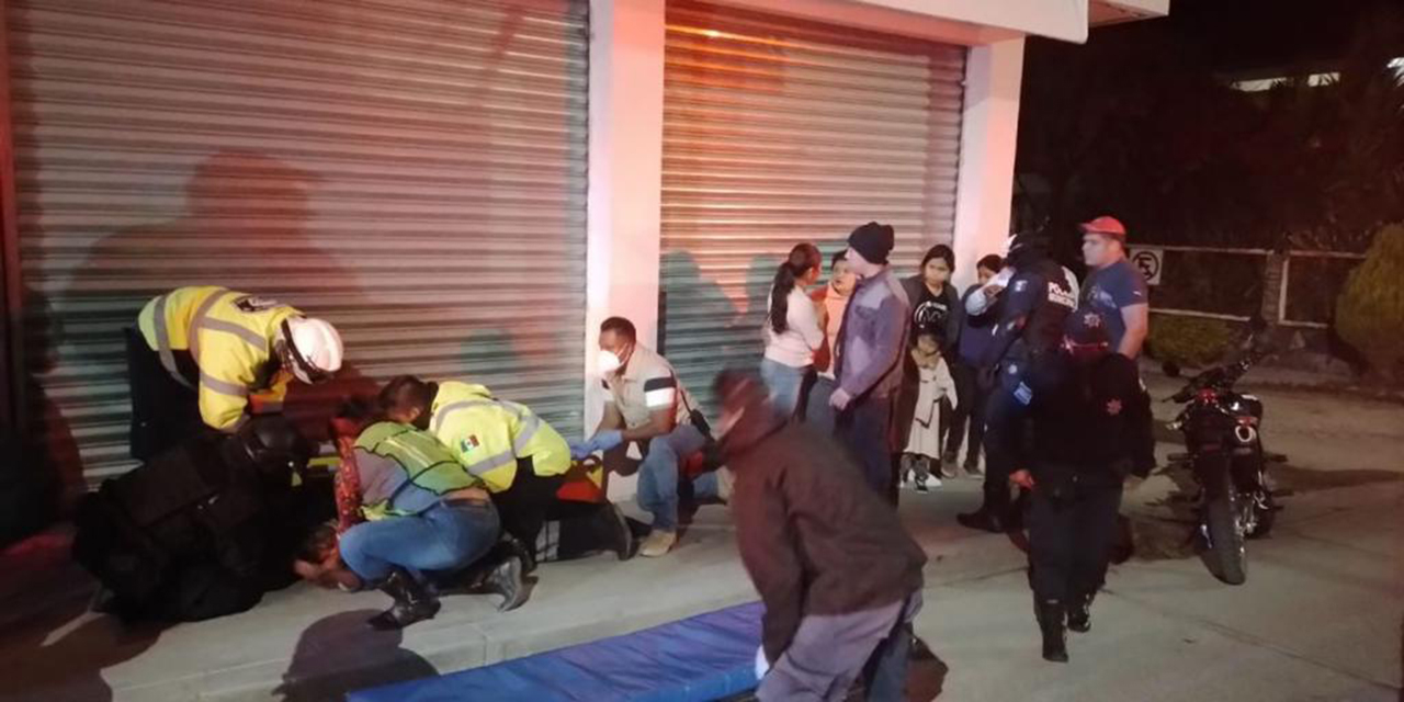 Hombre atropella a su madre y vecinos lo golpean