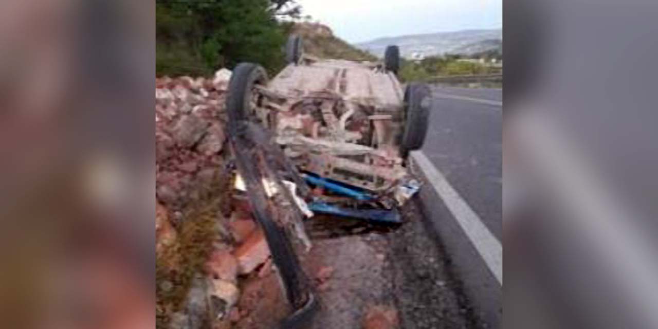Abandonan vehículo volcado sobre la 190