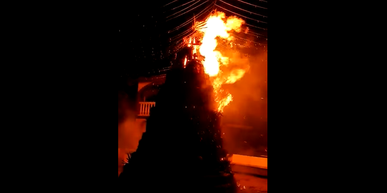 Arde en llamas Árbol de Navidad en Niltepec | El Imparcial de Oaxaca