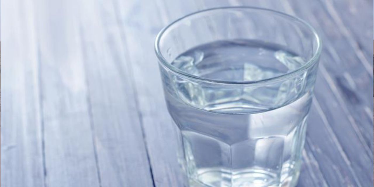 Estudio desmitifica que el ser humano necesita beber dos litros de agua al día
