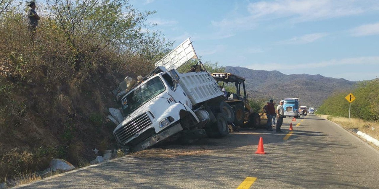 Volteo cargo con rocas vuelca en la Carretera Federal 200 | El Imparcial de Oaxaca