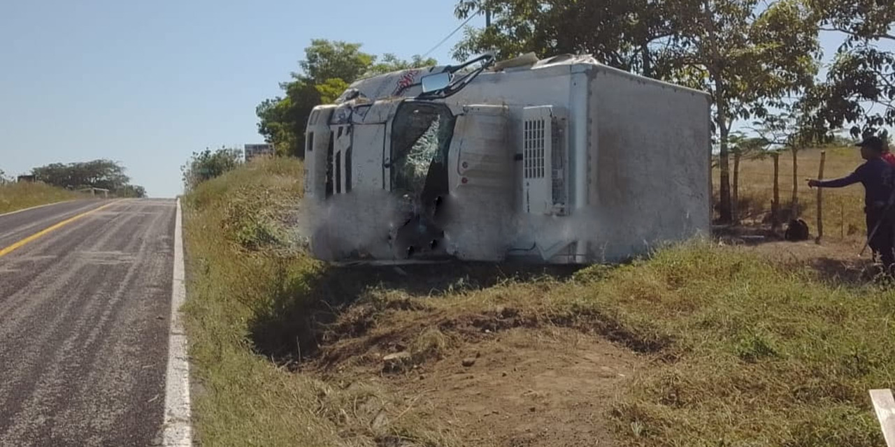 Aparatosa volcadura de camión repartidor de carne en la Costa | El Imparcial de Oaxaca