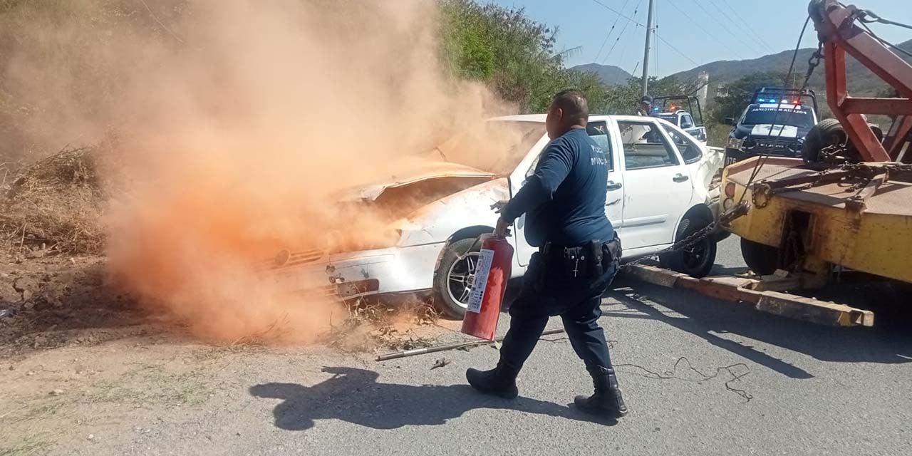 Abandonan auto siniestrado tras caer a barranco | El Imparcial de Oaxaca