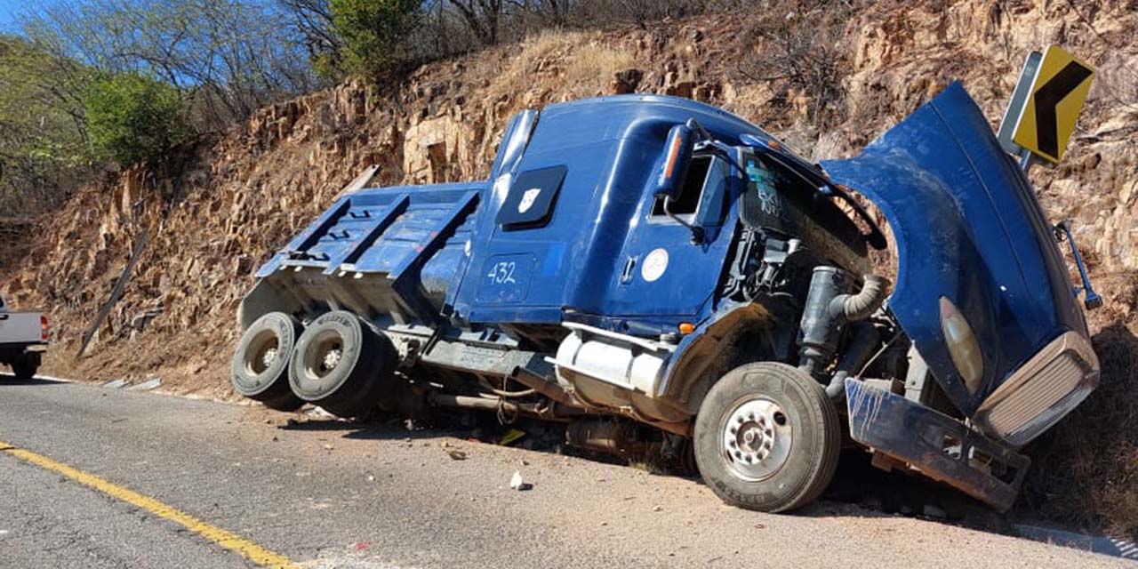 Vuelca camión materialista en la Carretera Federal 200 | El Imparcial de Oaxaca
