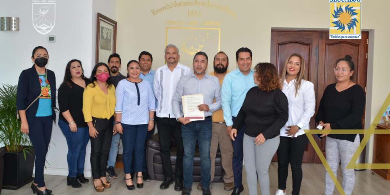 Integrantes de SECUABJO Con el rector de la UABJO, Cristian Carreño López