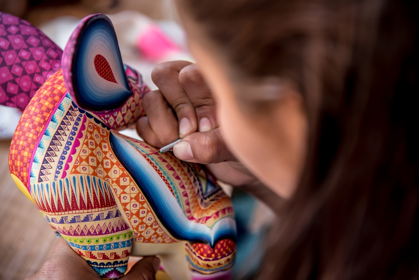Cada detalle es dibujado a mano por los artesanos de Arrazola, logrando hermosas creaciones. Fotos: Omar Maya/Ángel Pérez