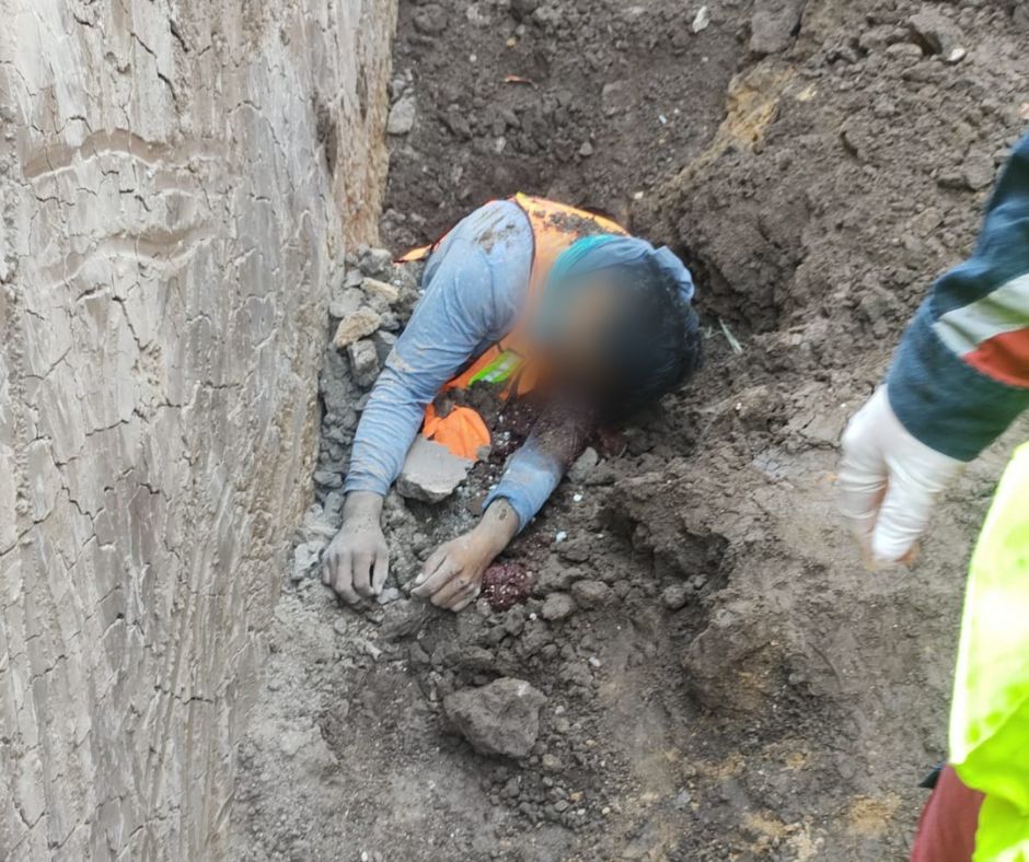 Quedaron sepultados vivos varios metros bajo tierra debido al derrumbe de una zanja que excavaban. Foto: Cortesía.