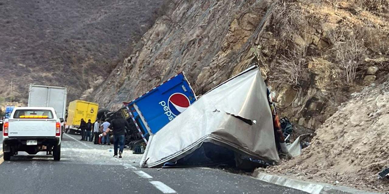 El conductor del trailer resultó lesionado; su acompañante falleció Volcadura mortal sobre la Cuacnopalan-Oaxaca | El Imparcial de Oaxaca