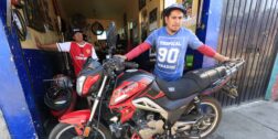 El maestro mecánico, Marcos Sánchez, dice que el uso de las motocicletas ha repuntado por la gasolina
