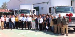 Foto: Cortesía / El titular del IMSS Oaxaca, Julio Mercado, hizo entrega de dos camiones de carga con capacidad de 10 toneladas